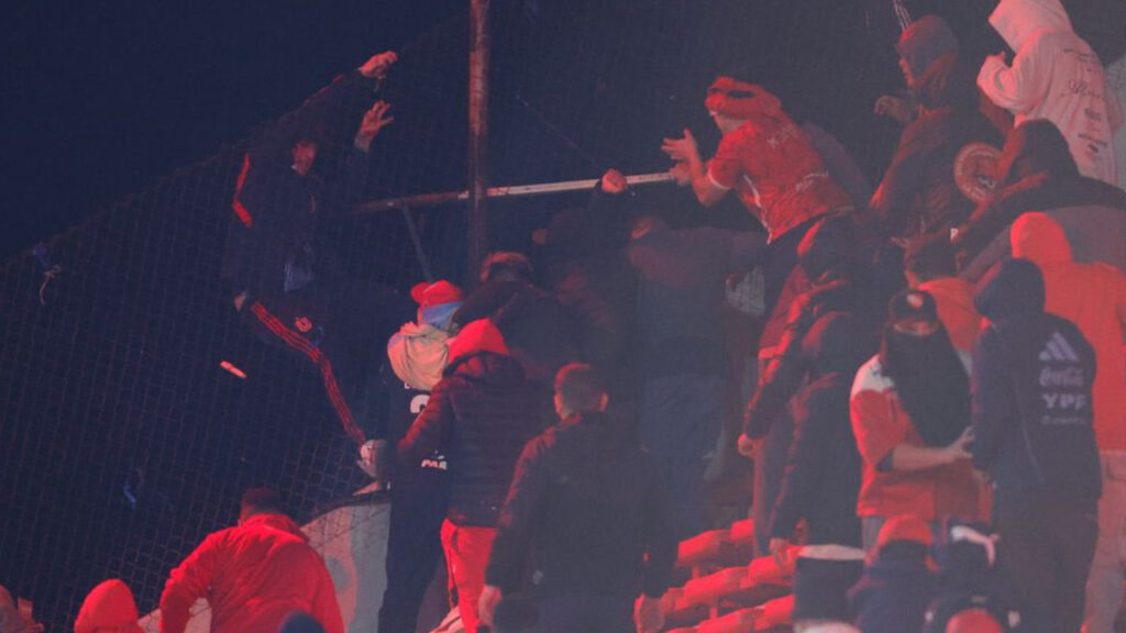 Indignación y repudio: La U de Chile sufre el caos en Argentina: Periodistas y directivos, rescatados por la policía Indignación y repudio: La U de Chile sufre el caos en Argentina: Periodistas y directivos, rescatados por la policía