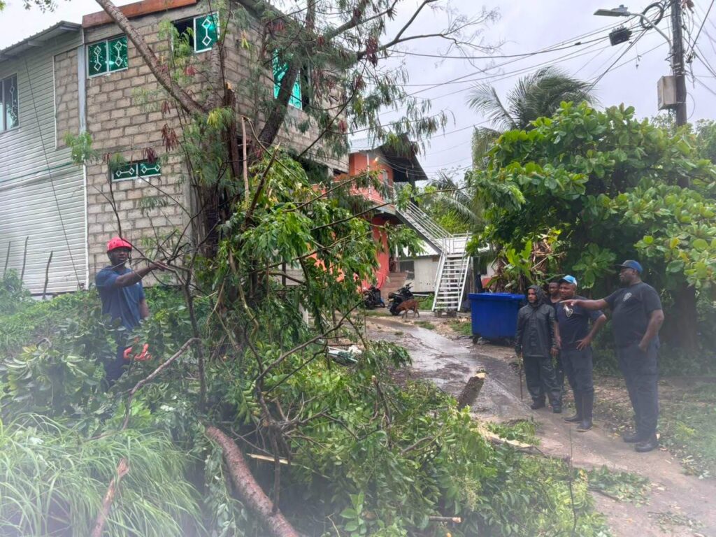 Bomberos atienden emergencias por fuertes lluvias y vientos en San Andrés durante el puente festivo